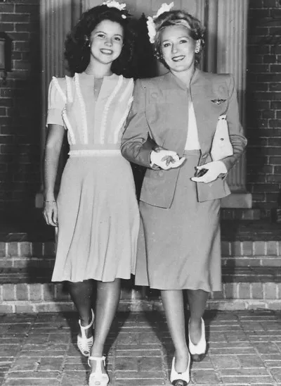 Mary Pickford and Shirley Temple meeting in 1943